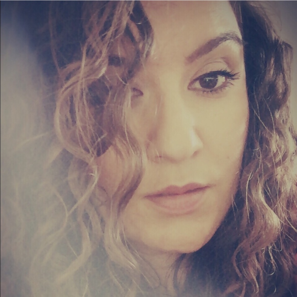 Meet your Posher, Claudia Catalina.